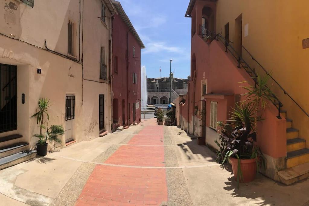 Between The Roofs Of Menton Old Town And The Sea ภายนอก รูปภาพ