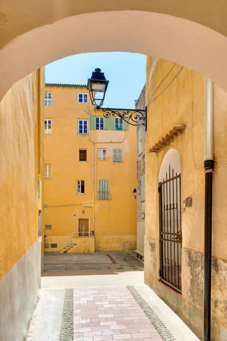 Between The Roofs Of Menton Old Town And The Sea ภายนอก รูปภาพ