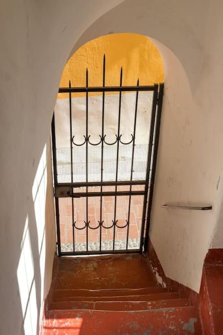 Between The Roofs Of Menton Old Town And The Sea ภายนอก รูปภาพ